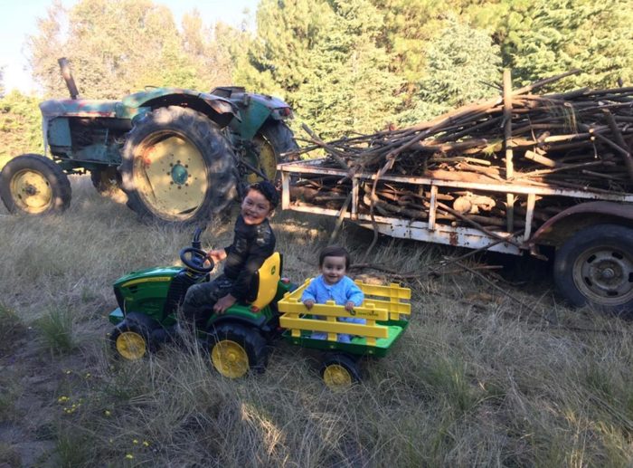 Niño de clienta en su tractor