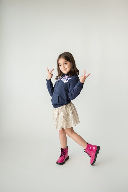 Niña de clienta con su outfit