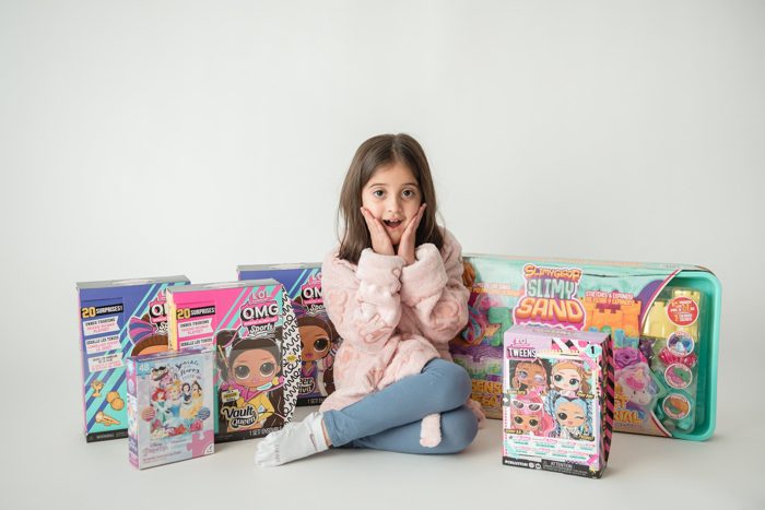 Niña de clienta con sus juguetes