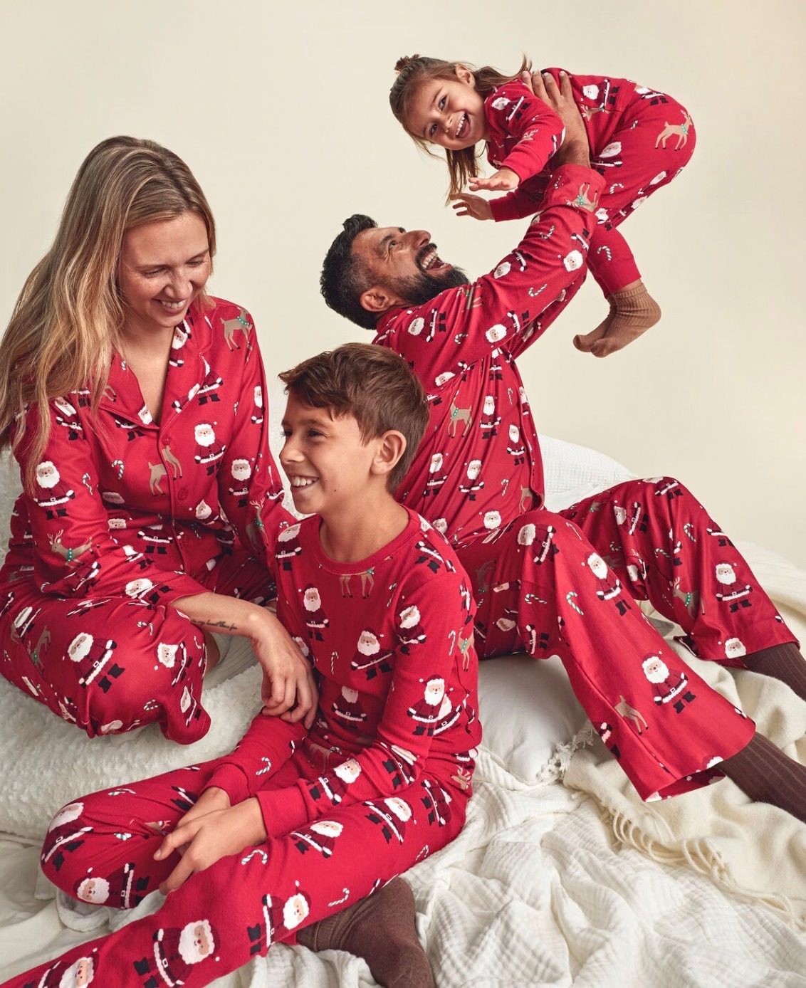 Familia con pijamas navideñas combinadas