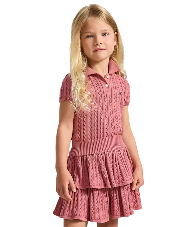 Niña con vestido rosa