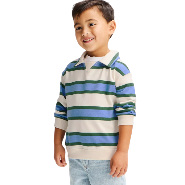 Niño con suéter de rayas